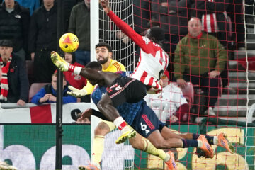 Brian Brobbey scoort tegen Arsenal