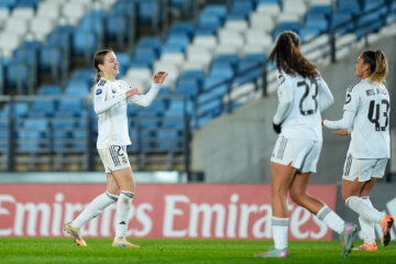 Lotte Keukelaar wordt gefeliciteerd met haar goal voor Real Madrid