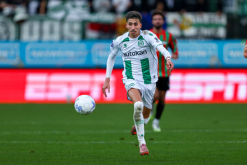 Younes Taha rent naar de bal