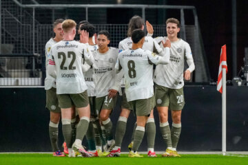 PSV juicht na een goal van Guus Til