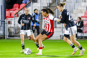 Riola Xhemaili (PSV) in duel tegen Eintracht Frankfurt