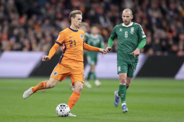 Frenkie de Jong in actie tegen Litouwen