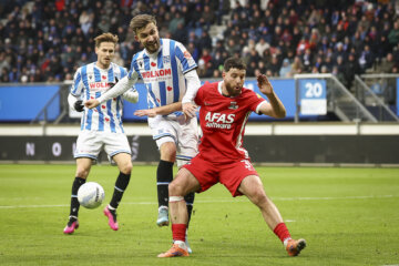 Dylan Vente in duel met Mees de Wit