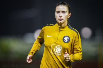 Damaris Egurrola op het trainingsveld van de OranjeLeeuwinnen