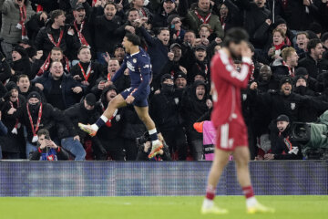 Couhaib Driouech viert de 1-3 tegen Liverpool FC met de fans