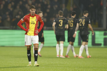 Milan Smit baalt van een goal van VfB Stuttgart