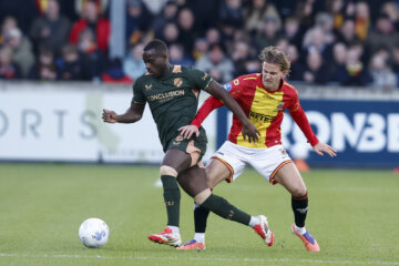 Yoann Cathline in actie tegen Go Ahead Eagles