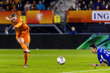 Vivianne Miedema schiet raak tegen Zuid-Korea