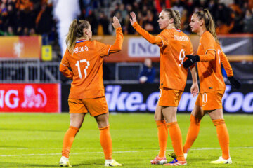 Victoria Pelova, Vivianne Miedema en Romée Leuchter juichen