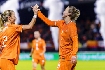 Lynn Wilms en Vivianne Miedema juichen