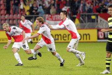 Barry Maguire scoort, Jacob Lensky en Ricky van Wolfswinkel juichen ook