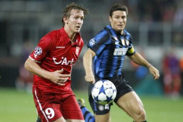 Luuk de Jong in duel met Javier Zanetti