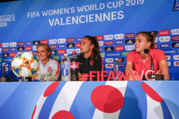 Sarina Wiegman, Lieke Martens en Vivianne Miedema tijdens het WK van 2019