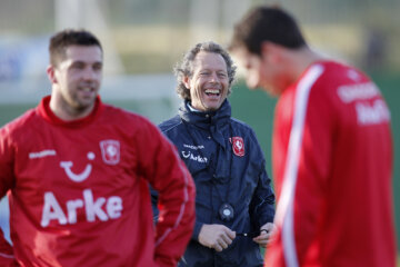 Een lachende Michel Preud'homme op de training van FC Twente