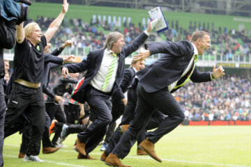 John van den Brom viert feest, ADO Den Haag gaat Europa in (2011)