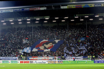 Supporters van SC Heerenveen met een spandoek van Abe Lenstra