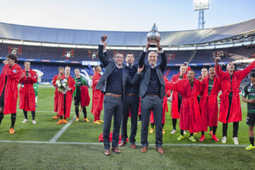 Dick Lukkien met de KNVB Beker in 2015
