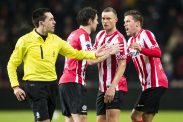 Erik Pieters vlak na zijn rode kaart tegen PEC Zwolle in 2013