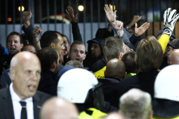 Jan Smit en Remko Pasveer tijdens rellen met FC Twente