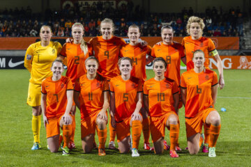 De OranjeLeeuwinnen in 2013, met Manon Melis, Lieke Martens, Siri Worm, Renée Slegers, Anouk Dekker, Angela Christ, Kika van Es, Vivianne Miedema, Mandy van den Berg, Sherida Spitse en Daphne Koster