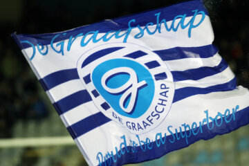 Het logo van De Graafschap op een vlag