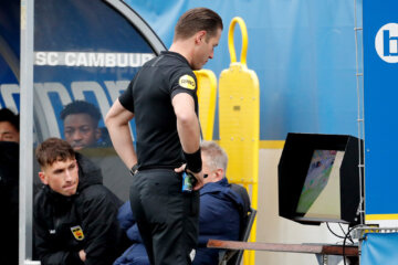 Danny Makkelie bekijkt de VAR beelden