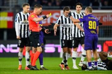 Danny Makkelie geeft Lewis Holtby geel