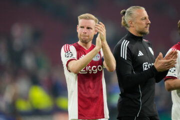 Davy Klaassen klapt voor de fans