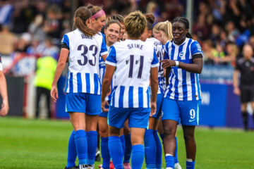 De goal van Marisa Olislagers wordt gevierd