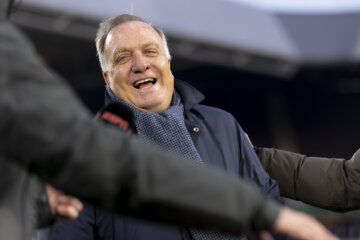 Dick Advocaat lachend voor de camera van ESPN