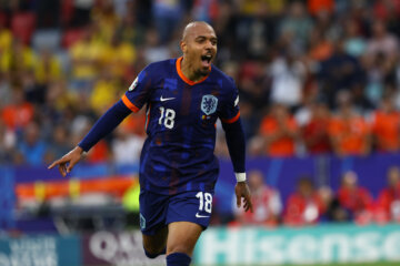 Donyell Malen viert zijn goal tegen Roemenië