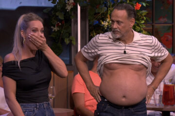 Hugo Borst toont zijn buik bij De Oranjezomer