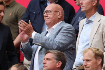 Een applaudisserende Kees Jansma