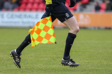 Een assistent-scheidsrechter met vlag