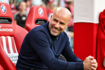 Een ontspannen Peter Bosz in het Philips Stadion