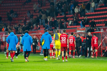 FC Twente spelers sjokken het veld af