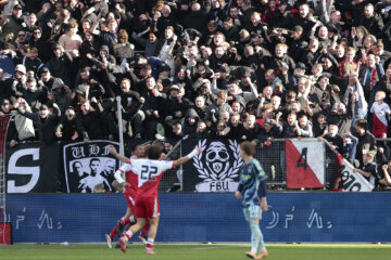 FC Utrecht fans gaan los bij een goal van Sebastian Haller
