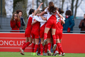 De speelsters van FC Utrecht juichen
