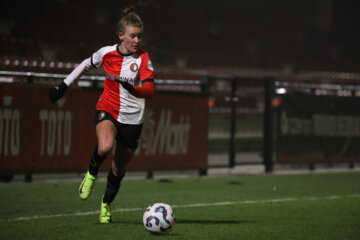 Esmee de Graaf aan de bal namens Feyenoord