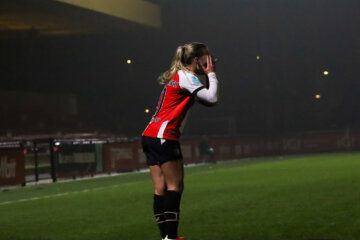 Kirsten van de Westeringh juicht na haar goal voor Feyenoord