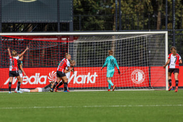 Feyenoord juicht na de goal van Maruschka Waldus tegen AZ