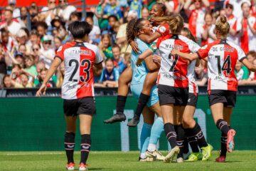 Feyenoord juicht na een goal in De Kuip