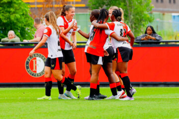 Feyenoord juicht na een goal in een oefenduel