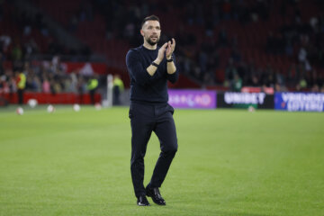 Francesco Farioli bedankt het publiek