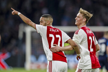 Frenkie de Jong en Hakim Ziyech in het Ajax tenue