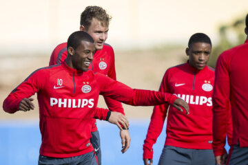 Georginio Wijnaldum, Jeroen Zoet en Steven Bergwijn op de training van PSV