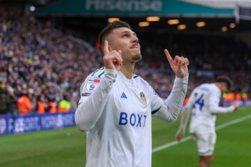 Joël Piroe viert een treffer namens Leeds United