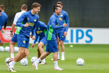 Guus Til en Hirving Lozano grappen op de eerste training van PSV