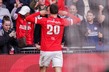 Guus Til viert zijn goal tegen Feyenoord