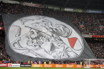 Het oude Ajax-logo op een spandoek